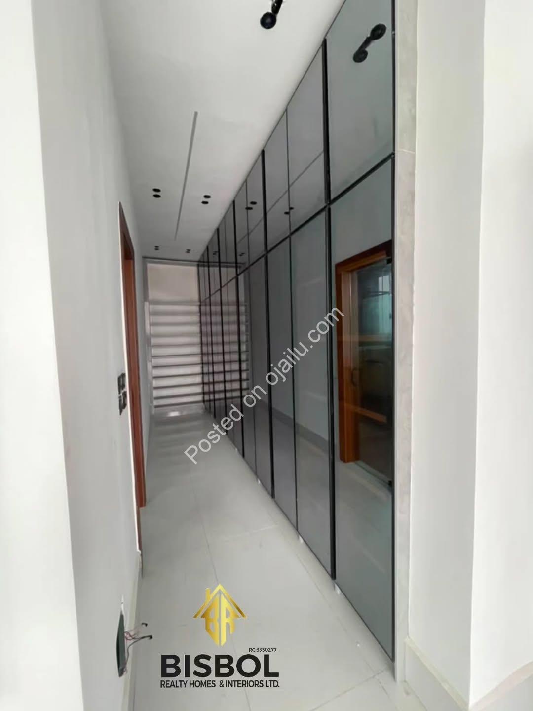 Move in Ready! 5-Bed Duplex with Jacuzzi & Pool