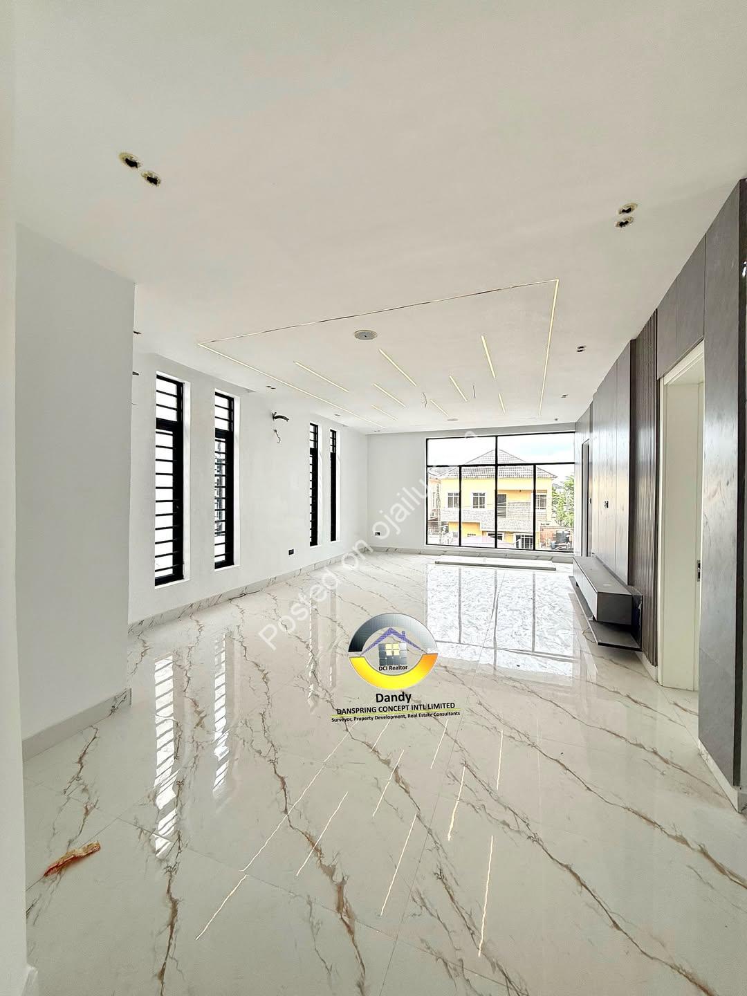 5-Bed Duplex with Pool & Rooftop in Chevron