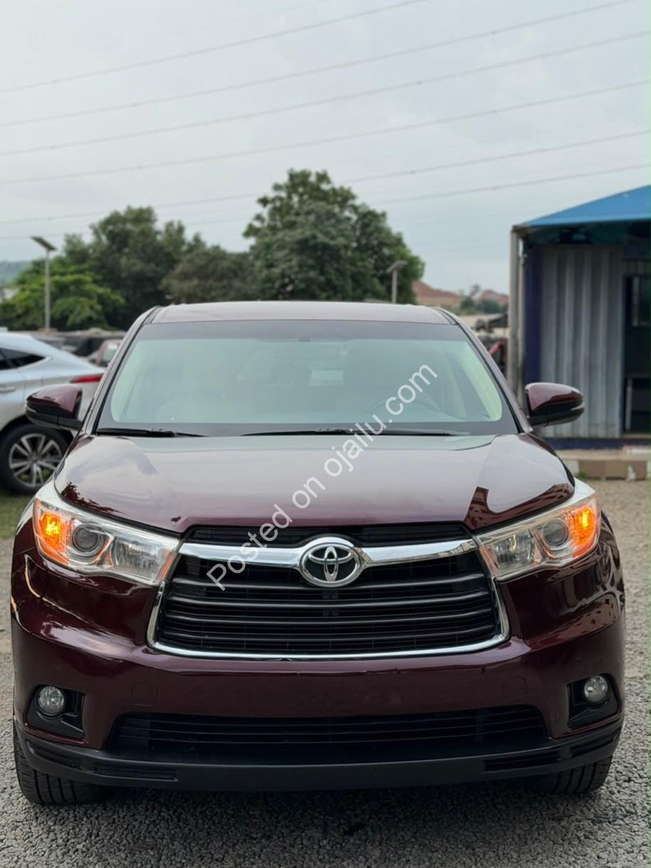 2015 Toyota Highlander LE: Pristine & Reliable 7-Seater!