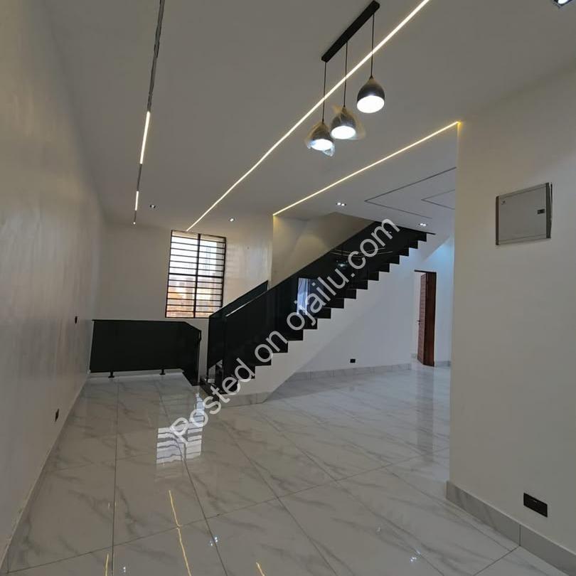 Sophisticated 4-Bed Terrace Duplex in Chevron