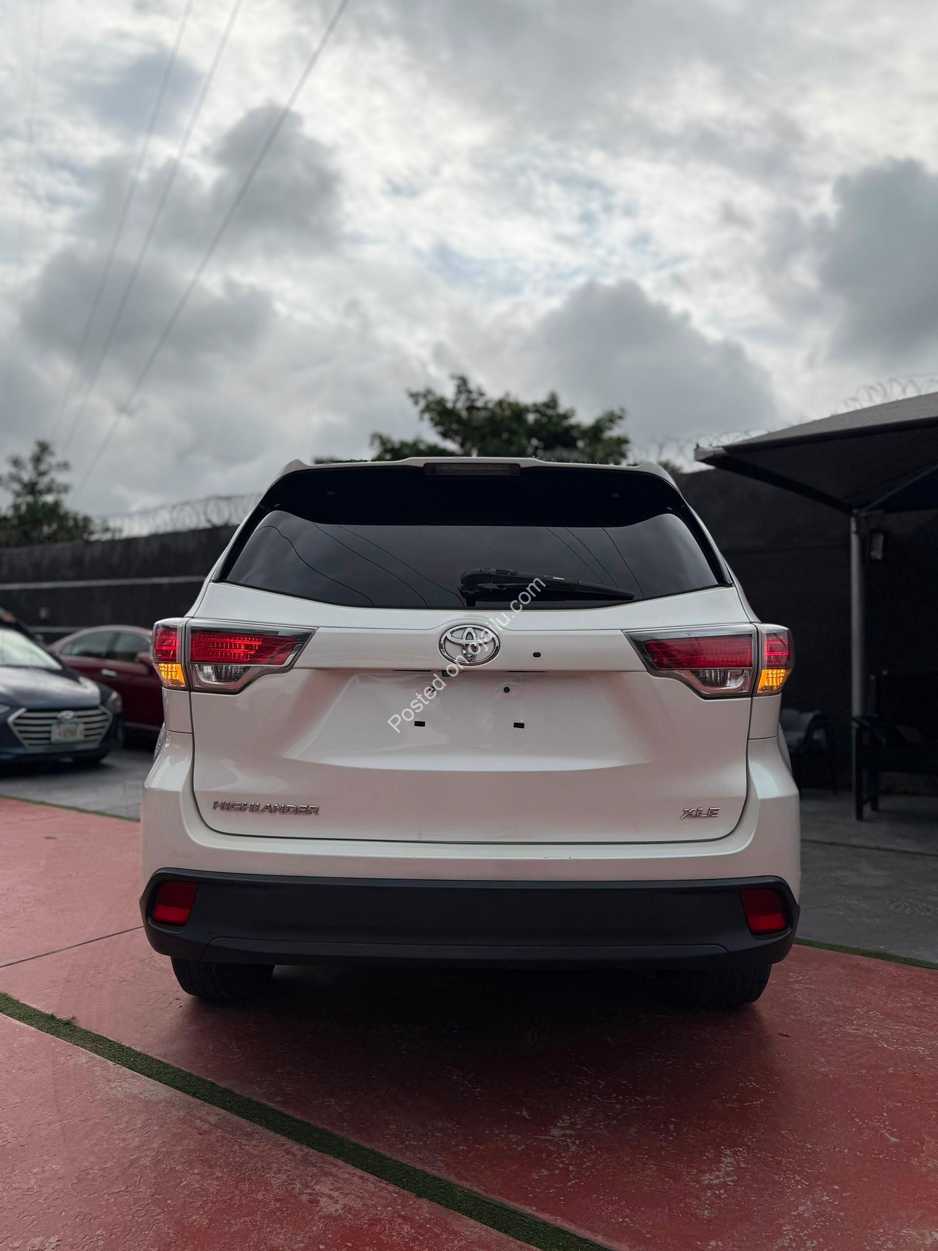 2015 Highlander: 8-Seater Family Beast with Sunroof & Power