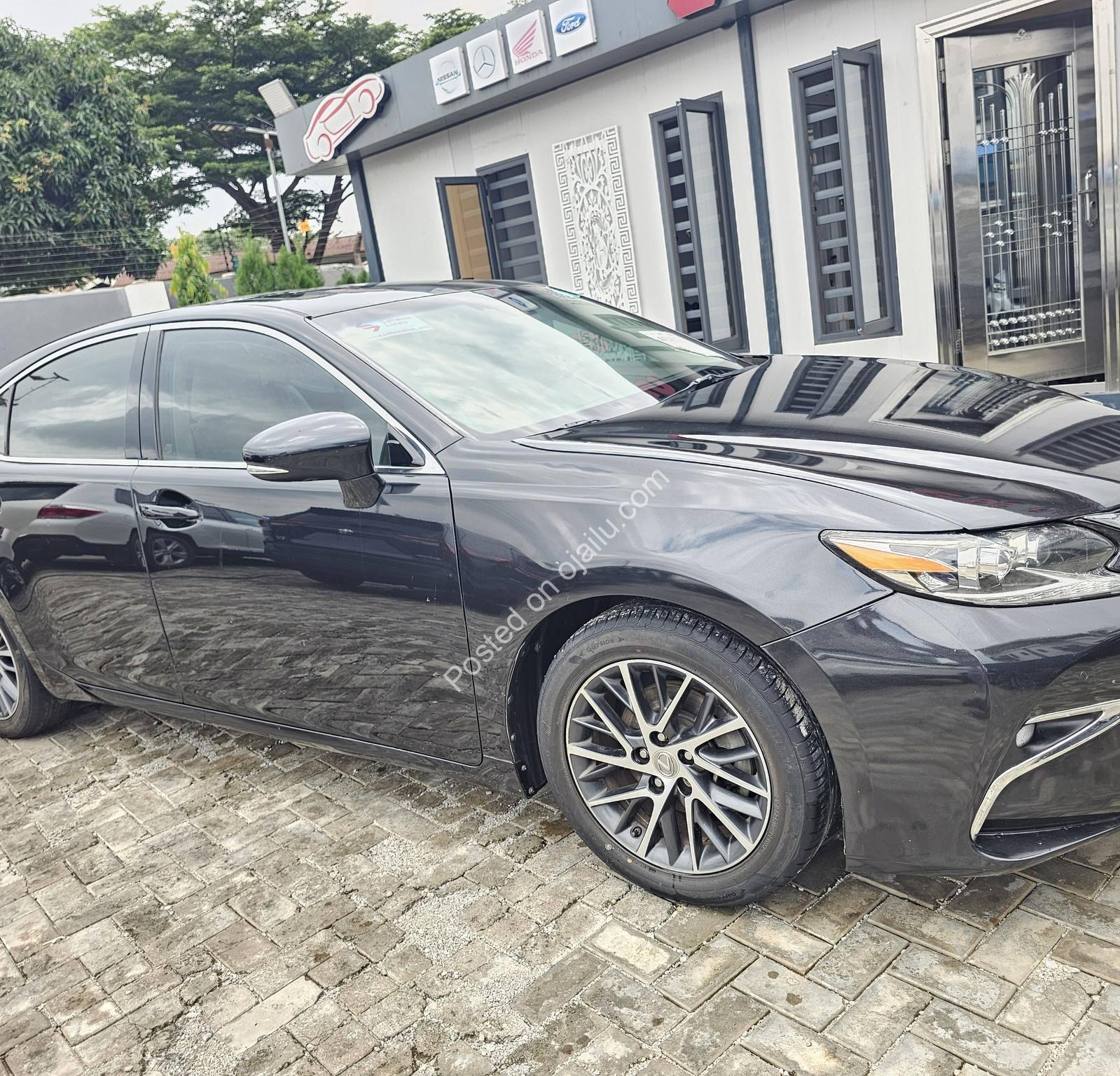 2017 Lexus ES 350: Accident-Free, 2026 Duty – 26M Only