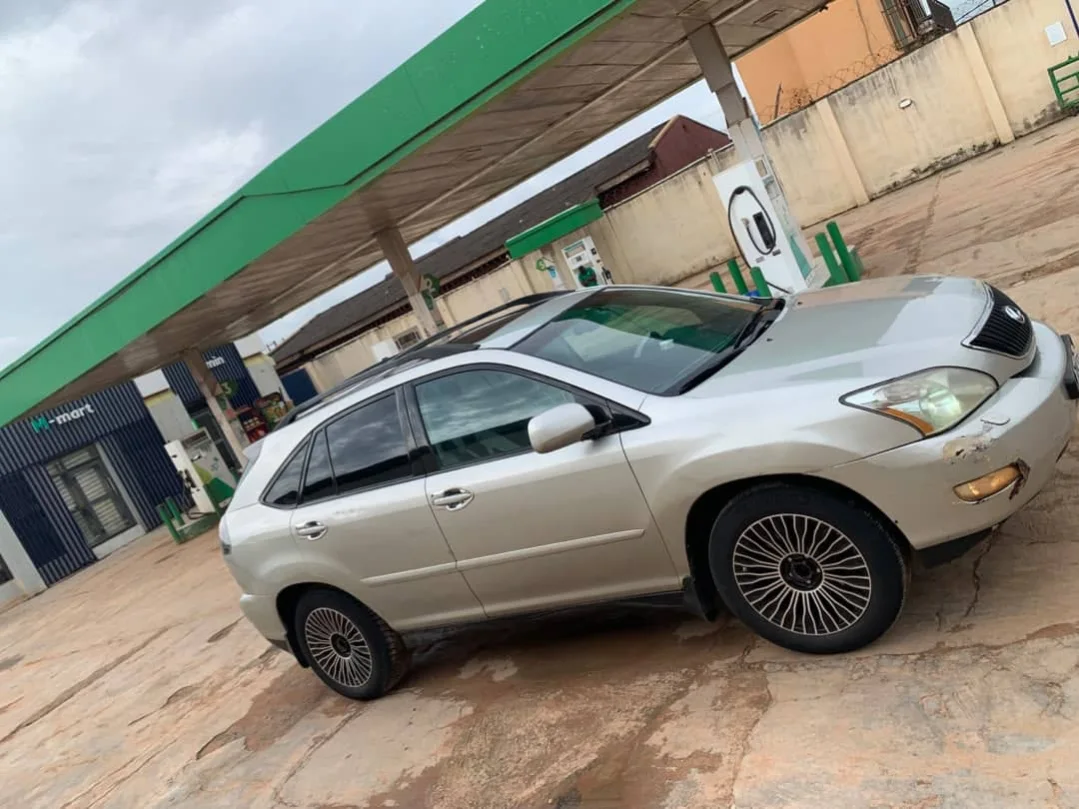 2005 Lexus RX330: Tesla Screen, Icy AC, Perfect Engine – 8.4M