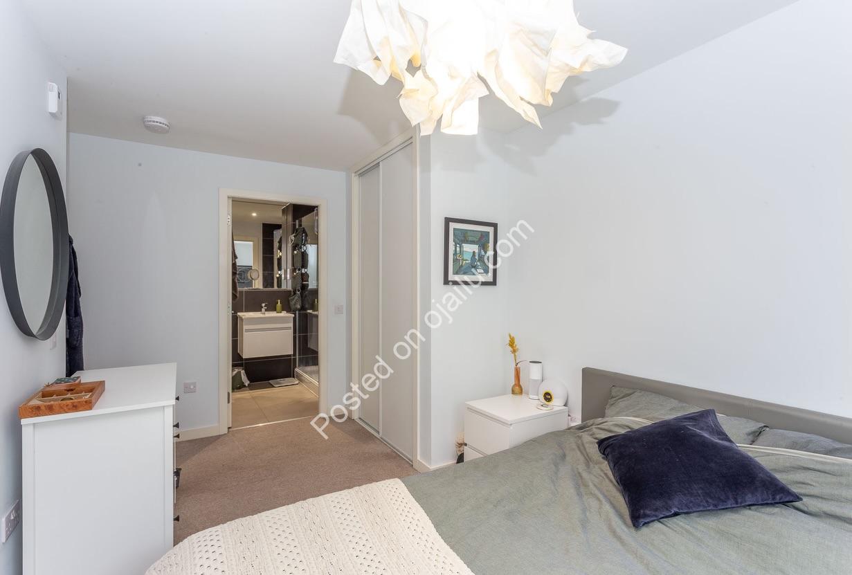 Private Patio & Parking: Stunning 2-Bed Leith Flat Below Value