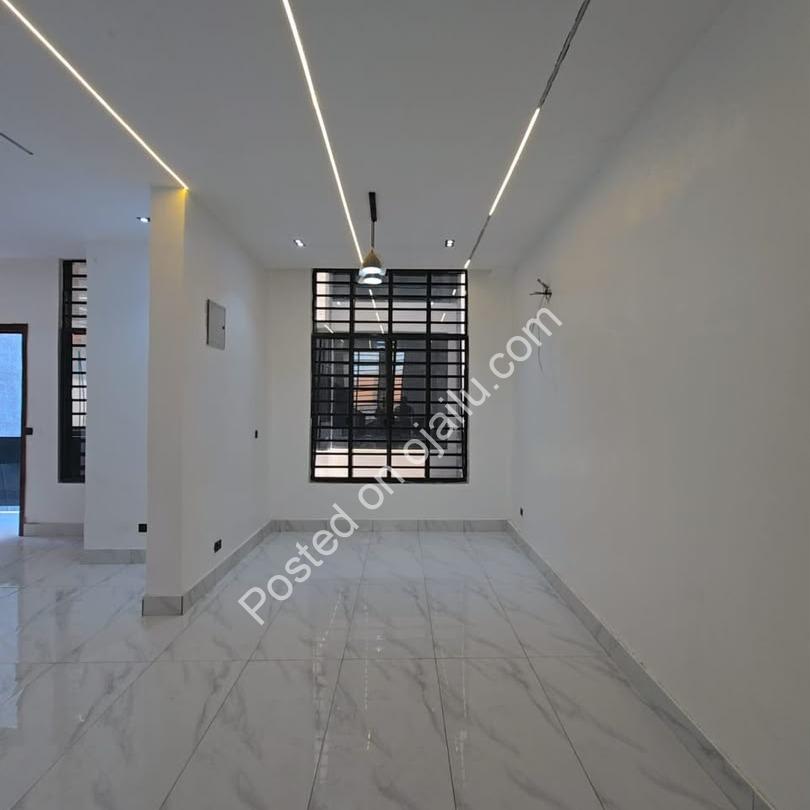 Sophisticated 4-Bed Terrace Duplex in Chevron
