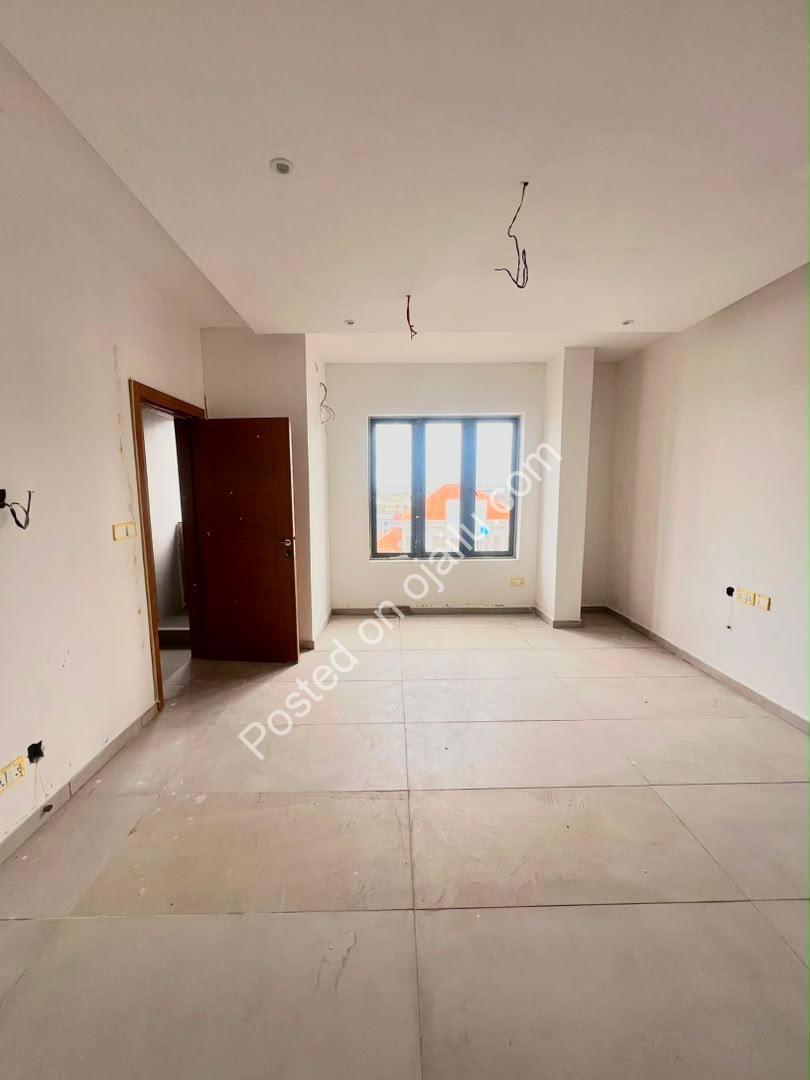 Ikoyi 8th-Floor Stunner: Pool, Gym & C of O