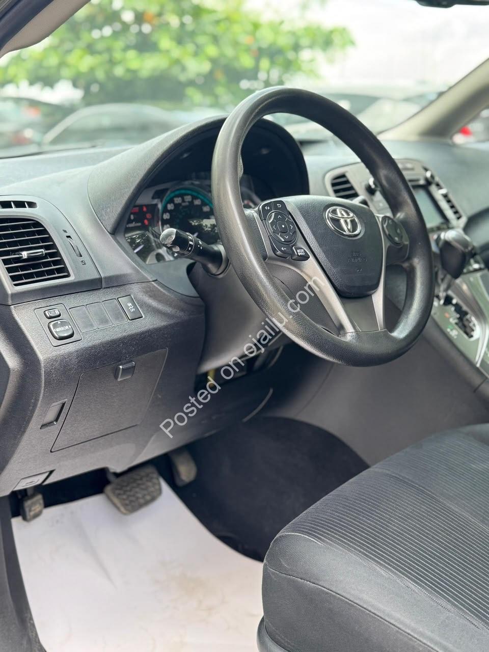 2016 Toyota Venza LE – Genuine Duty, Reverse Cam & Alloy Rims