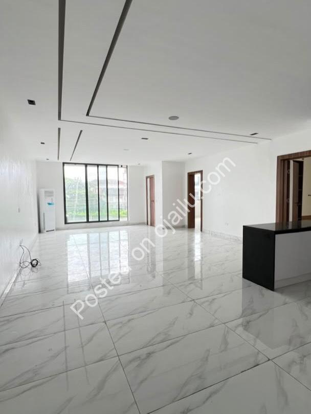 Ensuite Splendor: 2BR Oniru with Elevator