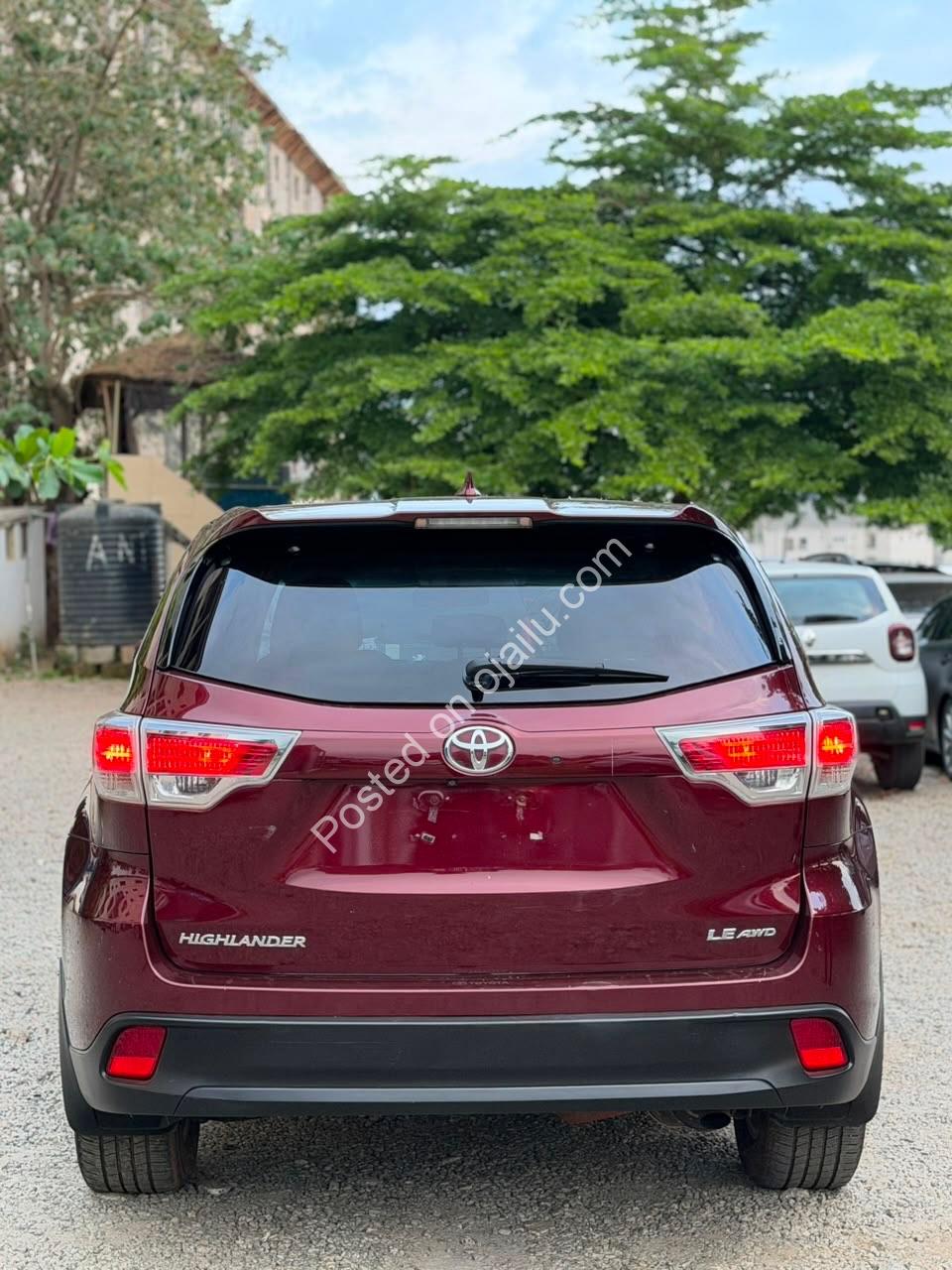 2015 Toyota Highlander LE: Pristine & Reliable 7-Seater!