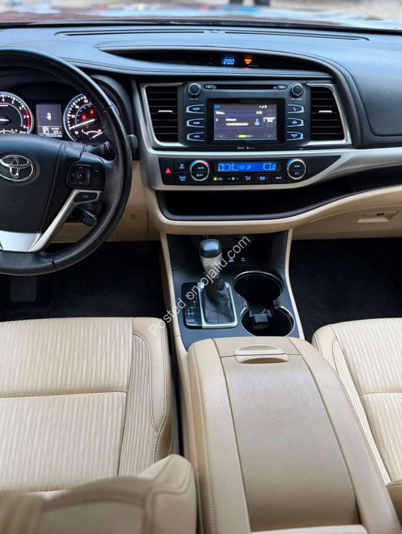 2015 Toyota Highlander LE: Pristine & Reliable 7-Seater!