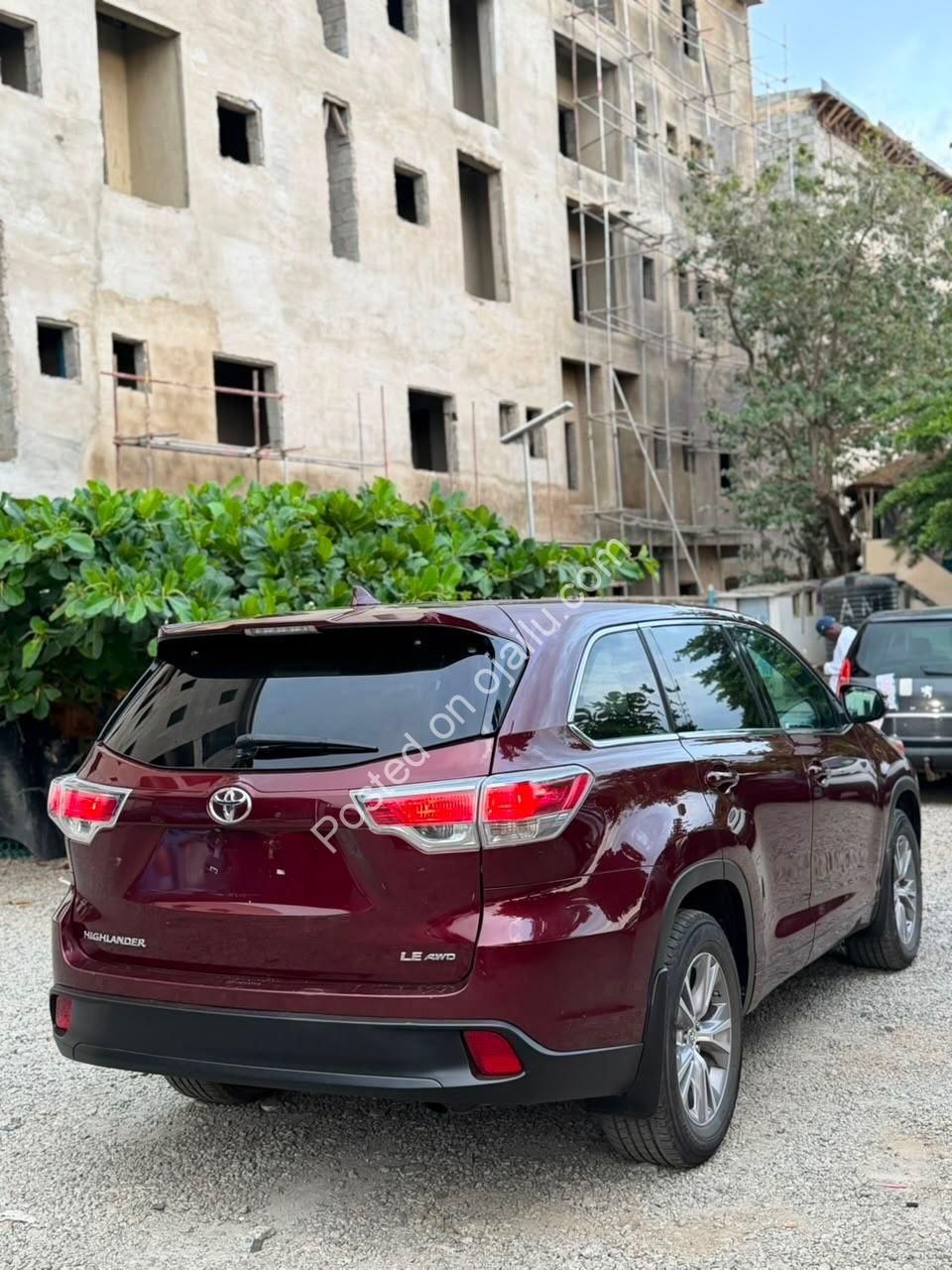 2015 Toyota Highlander LE: Pristine & Reliable 7-Seater!