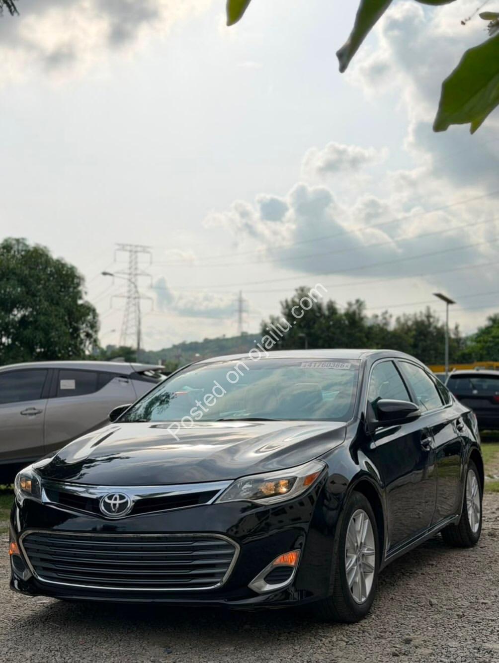2016 Toyota Avalon XLE: Heated Seats & Clean Duty