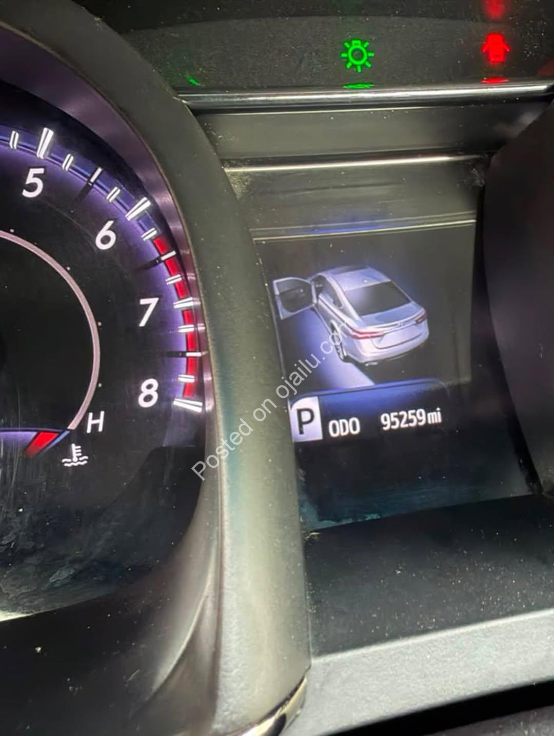 2016 Toyota Avalon XLE: Heated Seats & Clean Duty