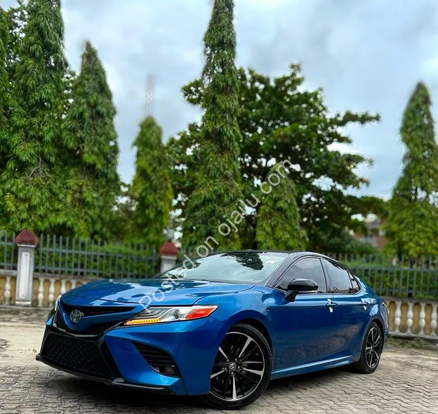 2019 Toyota Camry XSE: Panoramic Roof, Luxury Deals Await!