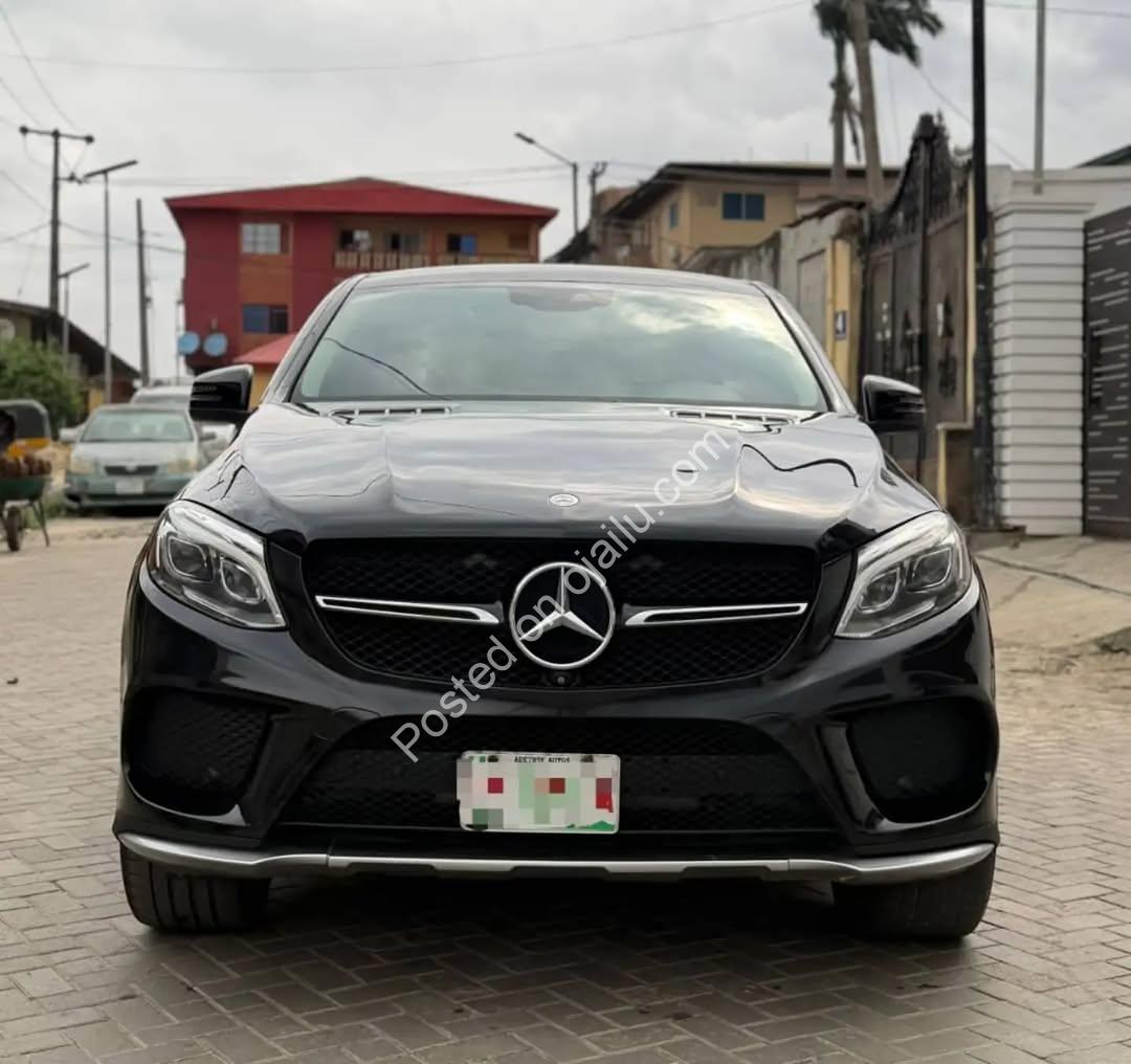 AMG Luxury Beast: Black on Cream Leather, Panoramic Roof, Accident-Free