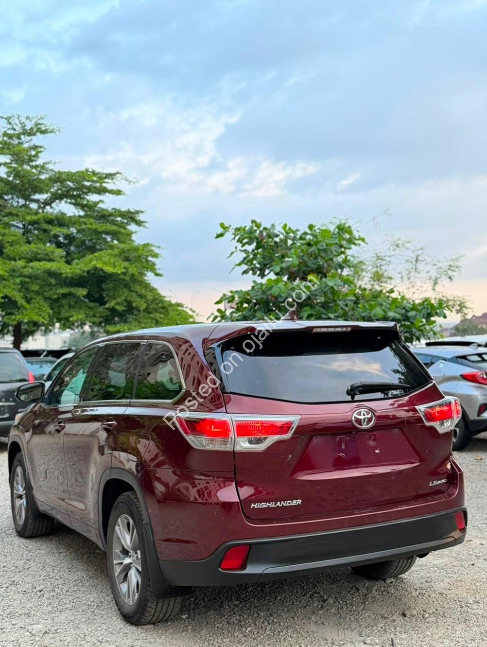 2015 Toyota Highlander LE: Pristine & Reliable 7-Seater!