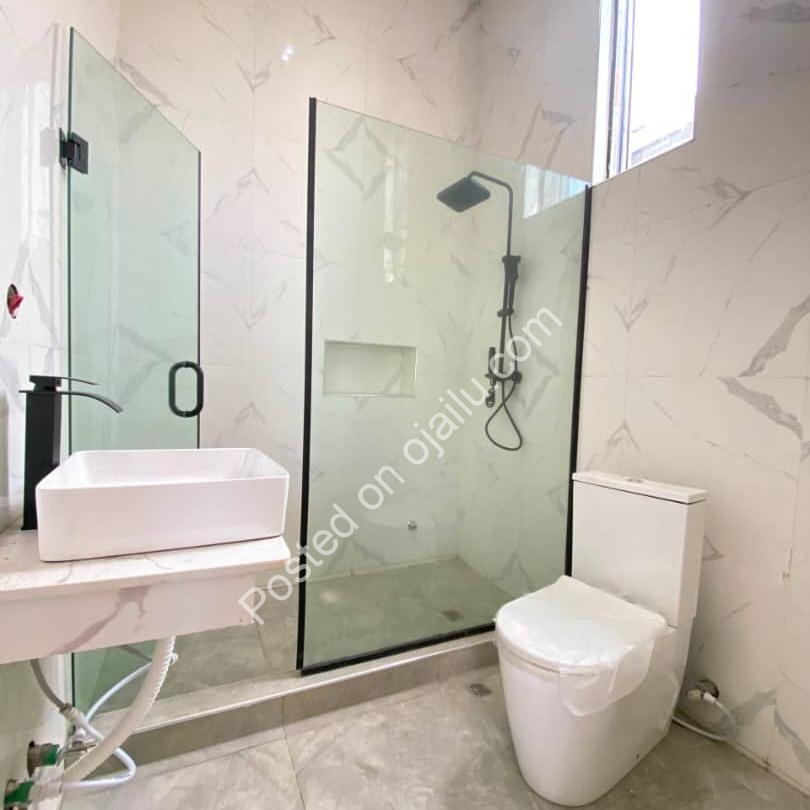 Refined 5-Bed Duplex with Pool in Chevron