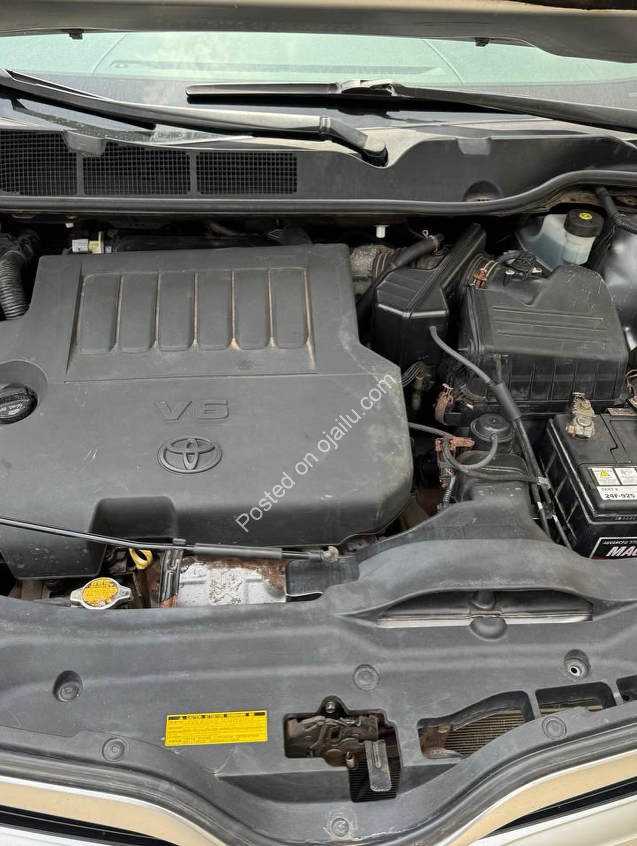 2016 Toyota Venza LE – Genuine Duty, Reverse Cam & Alloy Rims