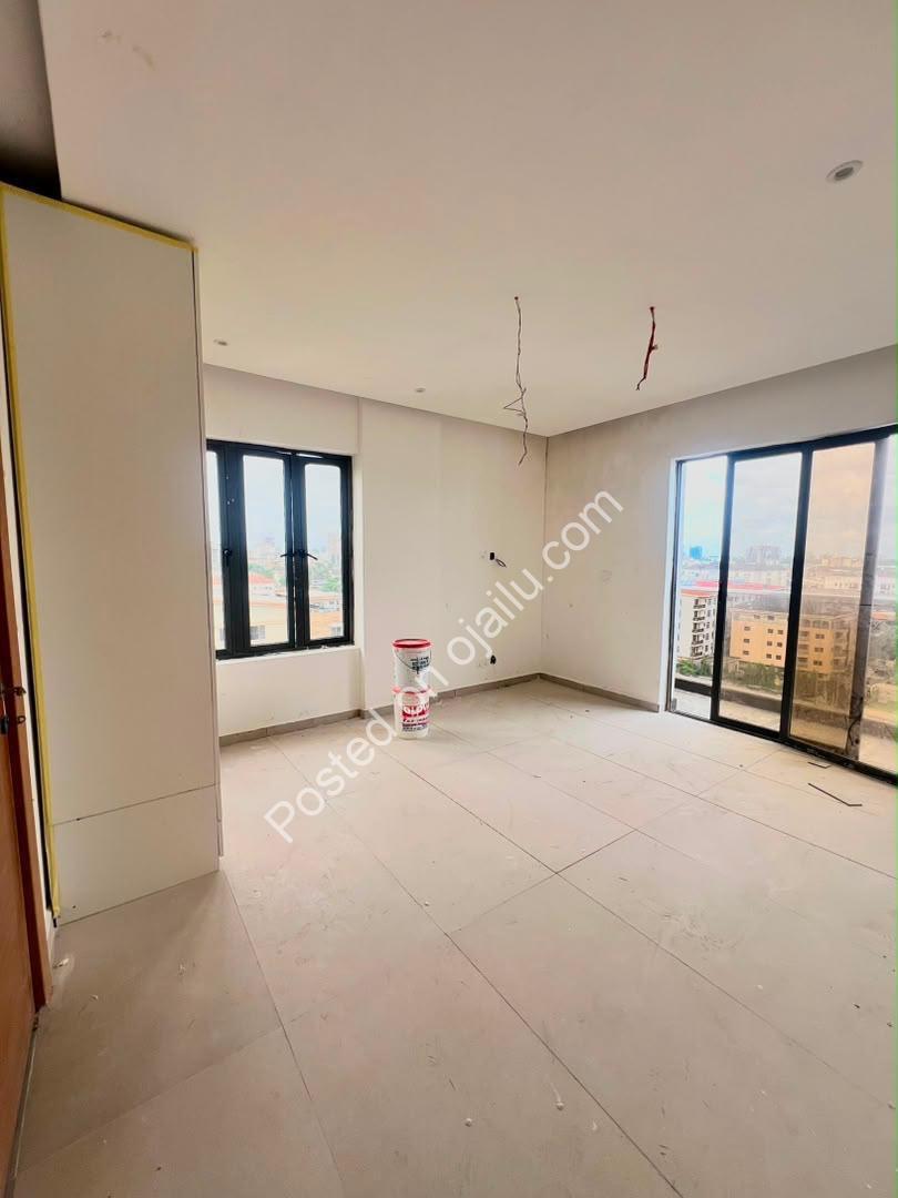 Ikoyi 8th-Floor Stunner: Pool, Gym & C of O