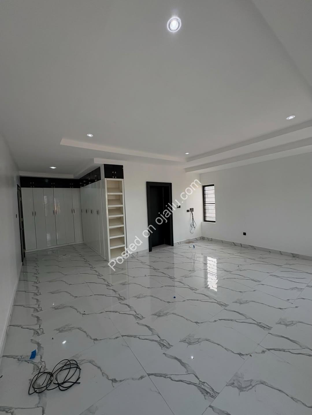 Executive 5-Bed Ensuite Triplex in Prime New Haven