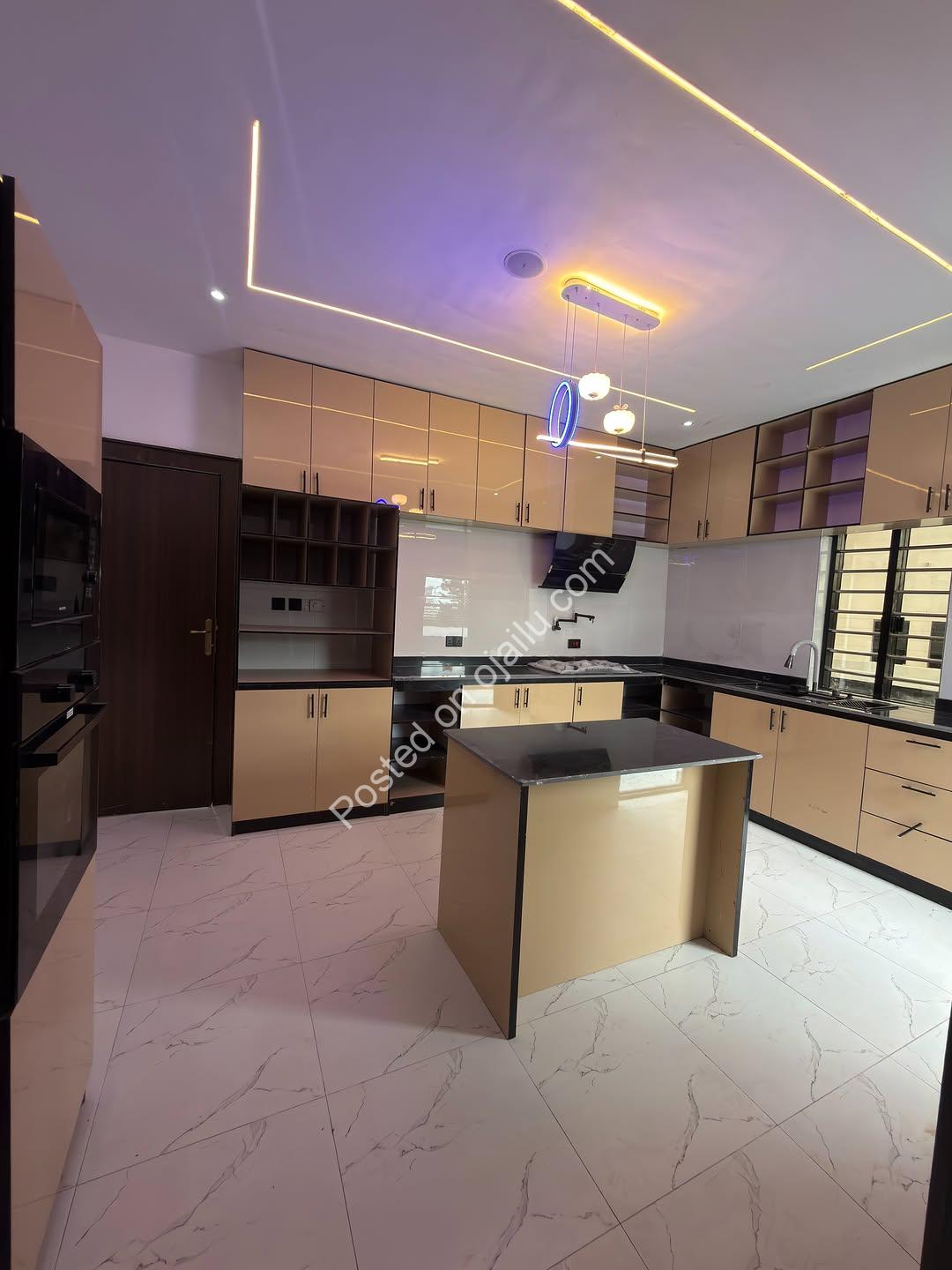 5-Bed Ensuite Duplex in Gated Centenary City