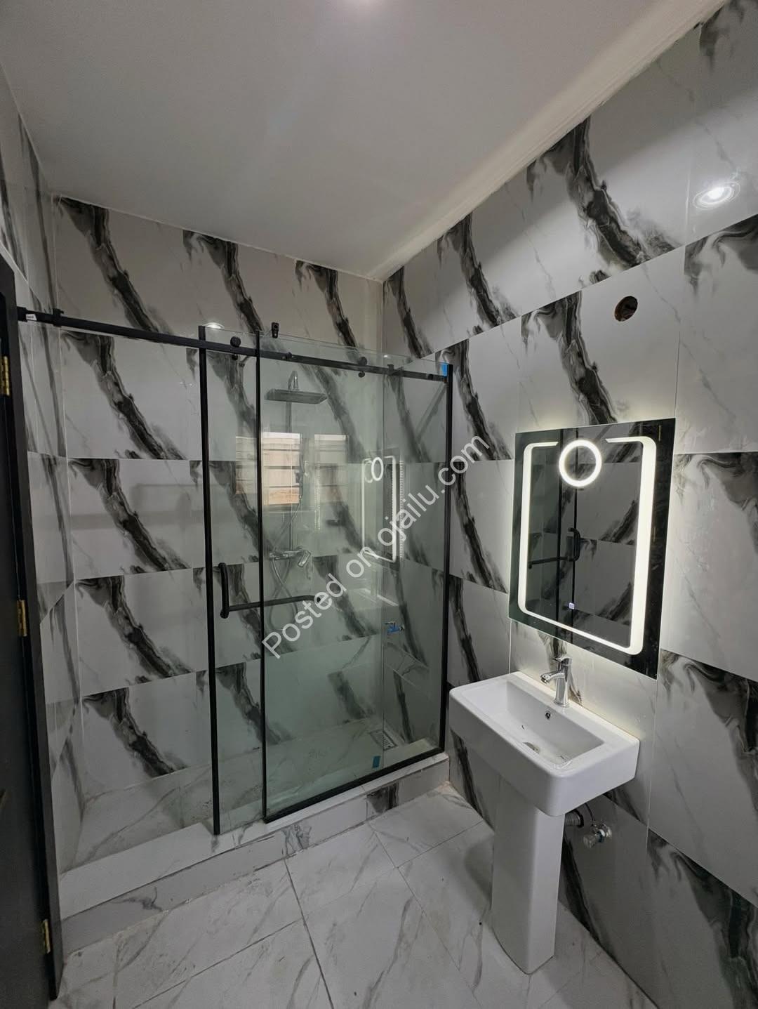 Executive 5-Bed Ensuite Triplex in Prime New Haven