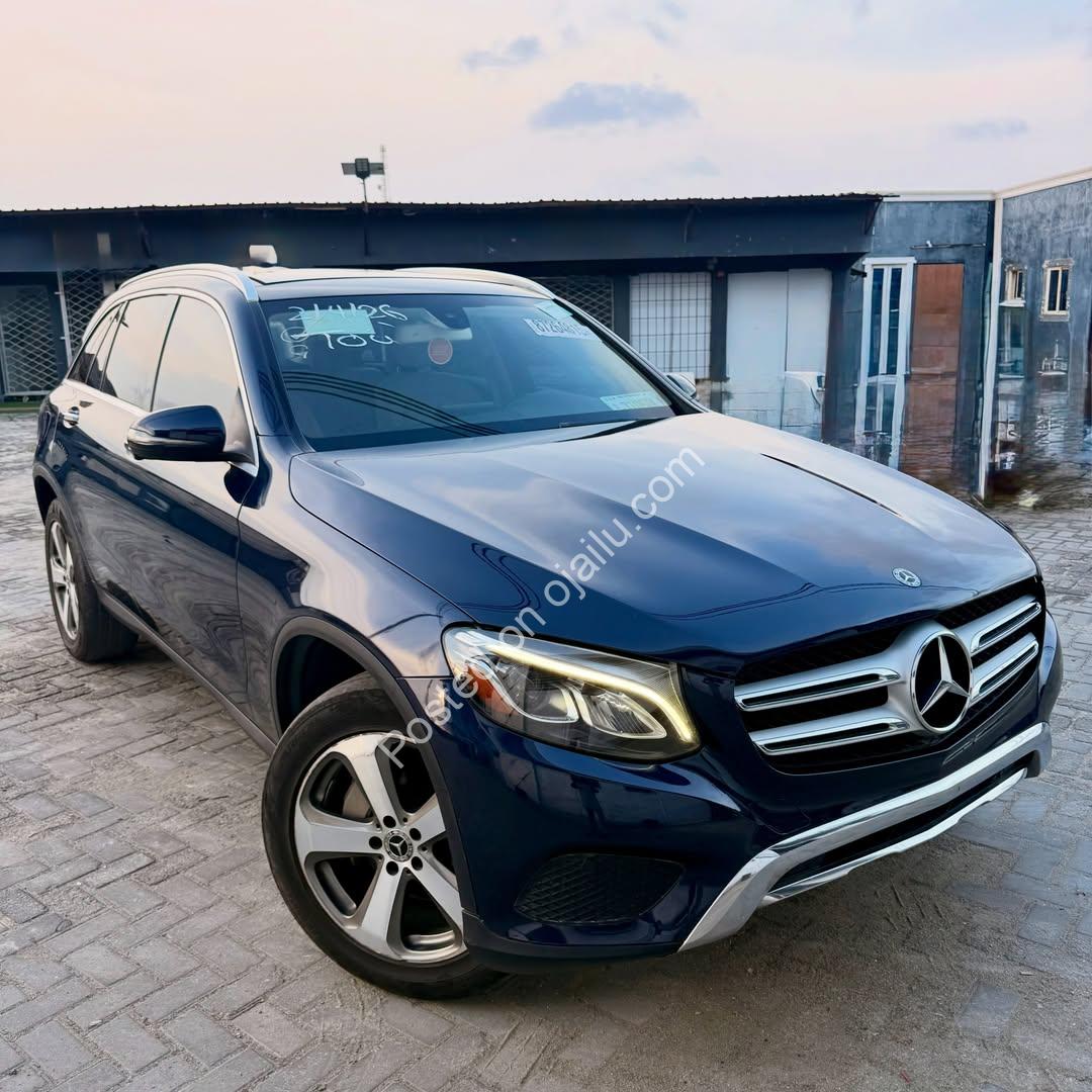 2019 Mercedes GLC300: Luxury 4MATIC, Panoramic Roof