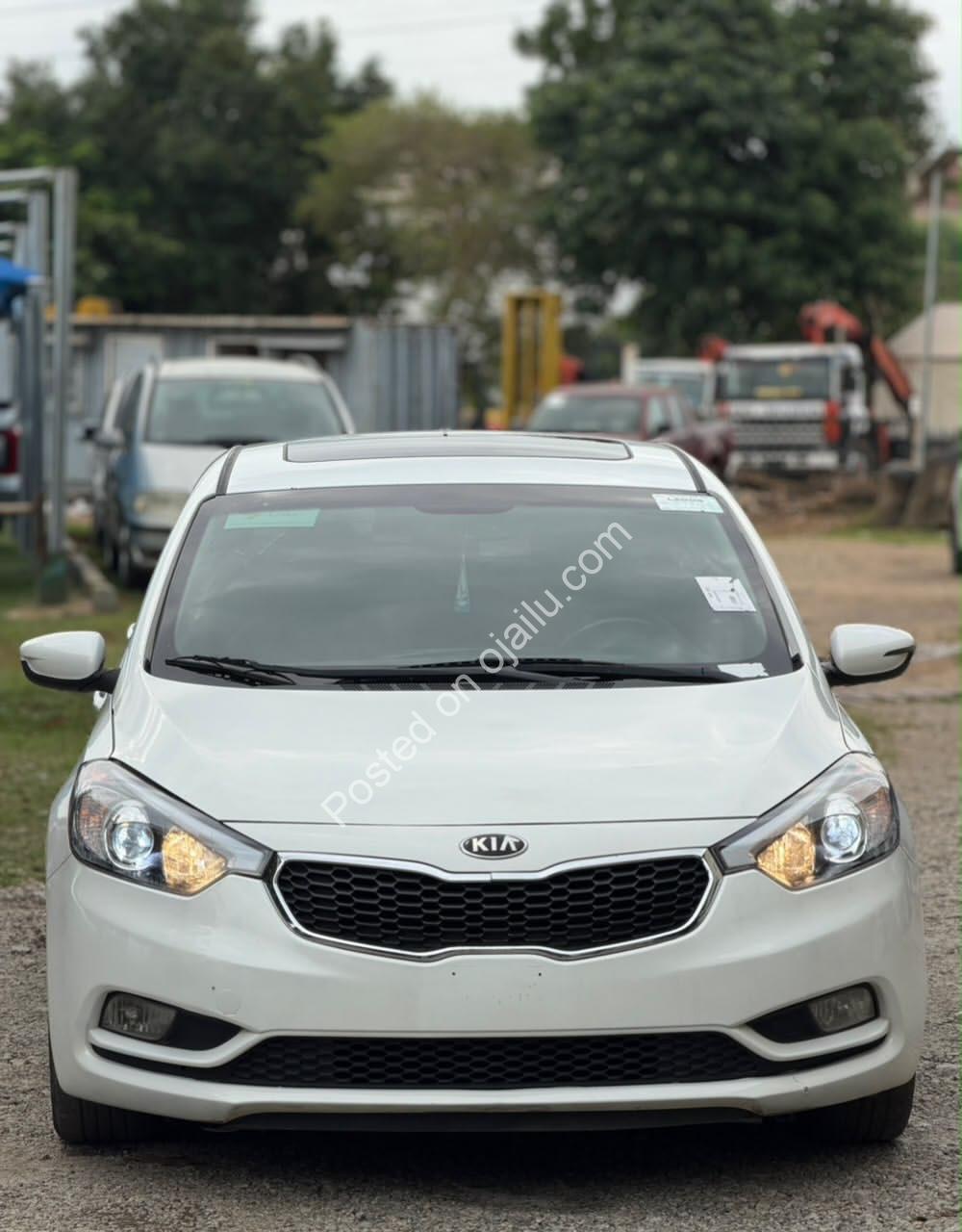 2015 Kia Forte5: Sunroof & Leather, Duty Paid