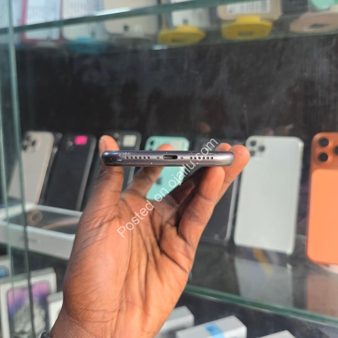 iPhone 11 64GB – Battery 86%, Dual SIM, Free Gifts!