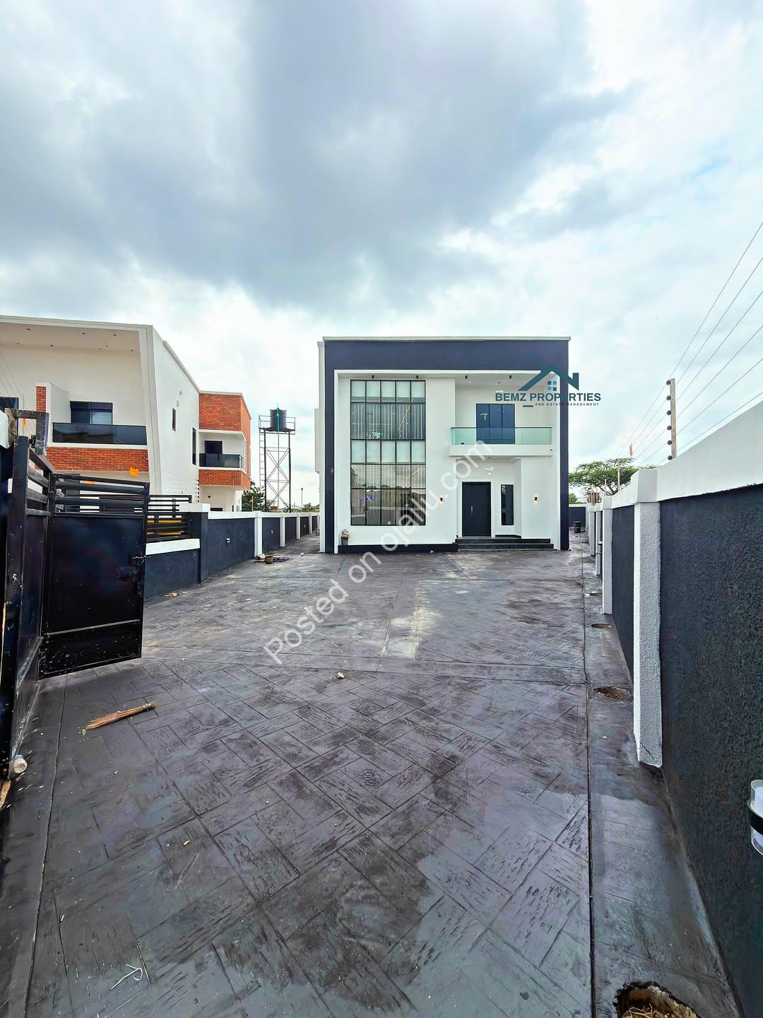 5-Bed Ensuite Duplex in Gated Centenary City