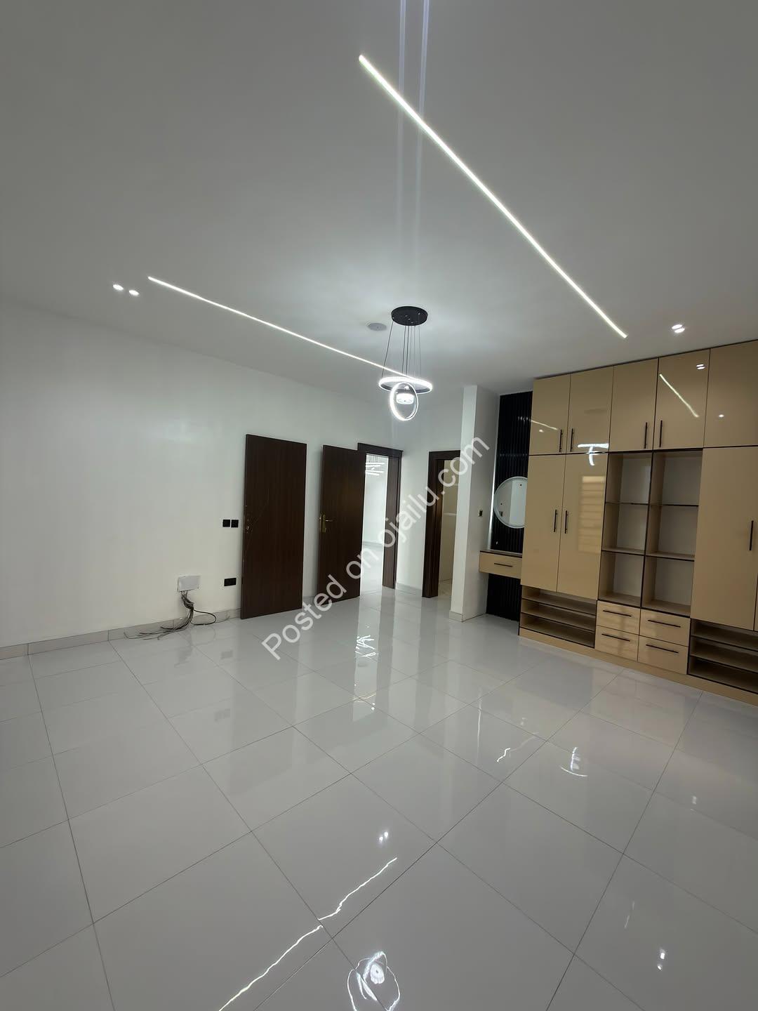 5-Bed Ensuite Duplex in Gated Centenary City