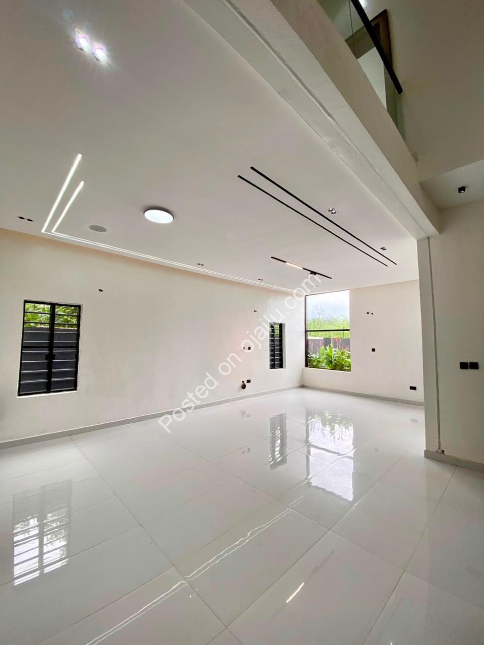 Elegant 4-Bed En-Suite Home in Gated Centenary Estate