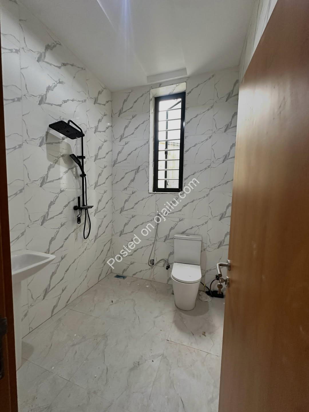 Spacious 3-Bed in Jahi with En-suites & Parking