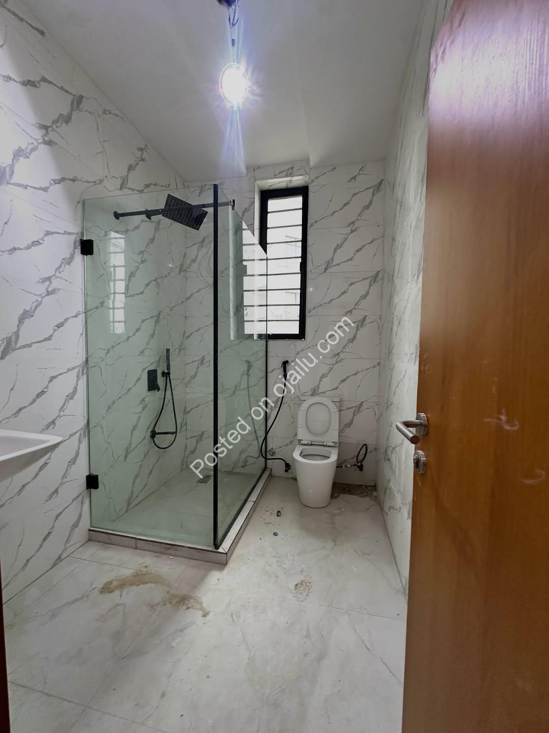 Spacious 3-Bed in Jahi with En-suites & Parking
