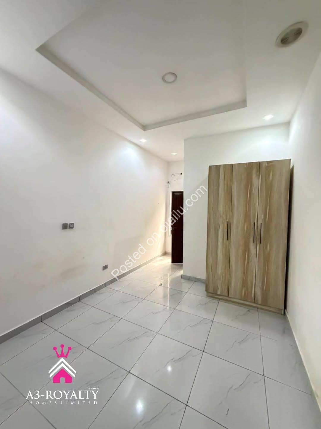 Distress Sale! 4BR Duplex + Jacuzzi in Chevron