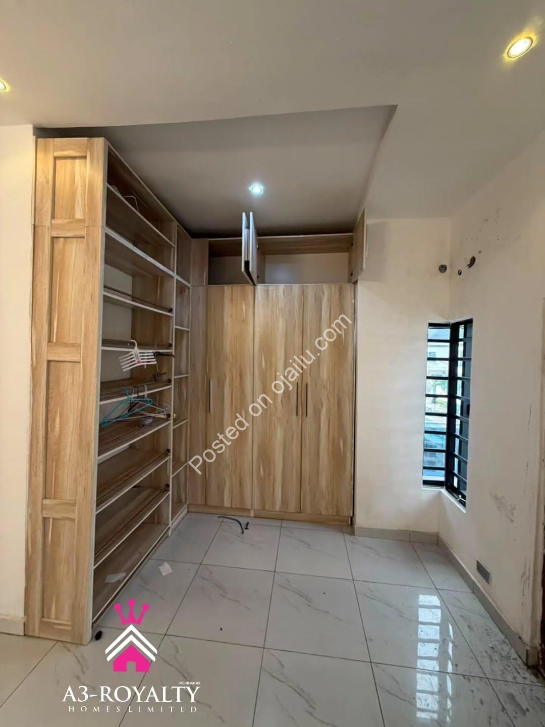 Distress Sale! 4BR Duplex + Jacuzzi in Chevron