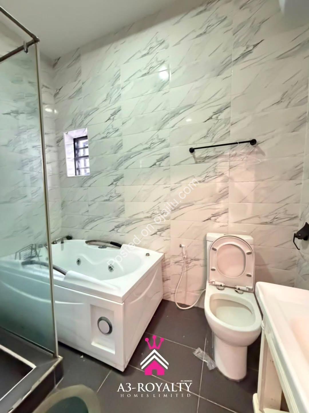Distress Sale! 4BR Duplex + Jacuzzi in Chevron