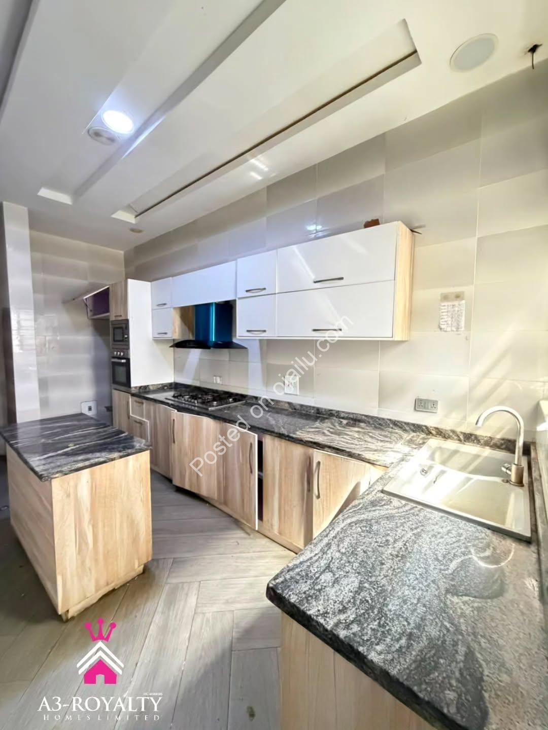 Distress Sale! 4BR Duplex + Jacuzzi in Chevron