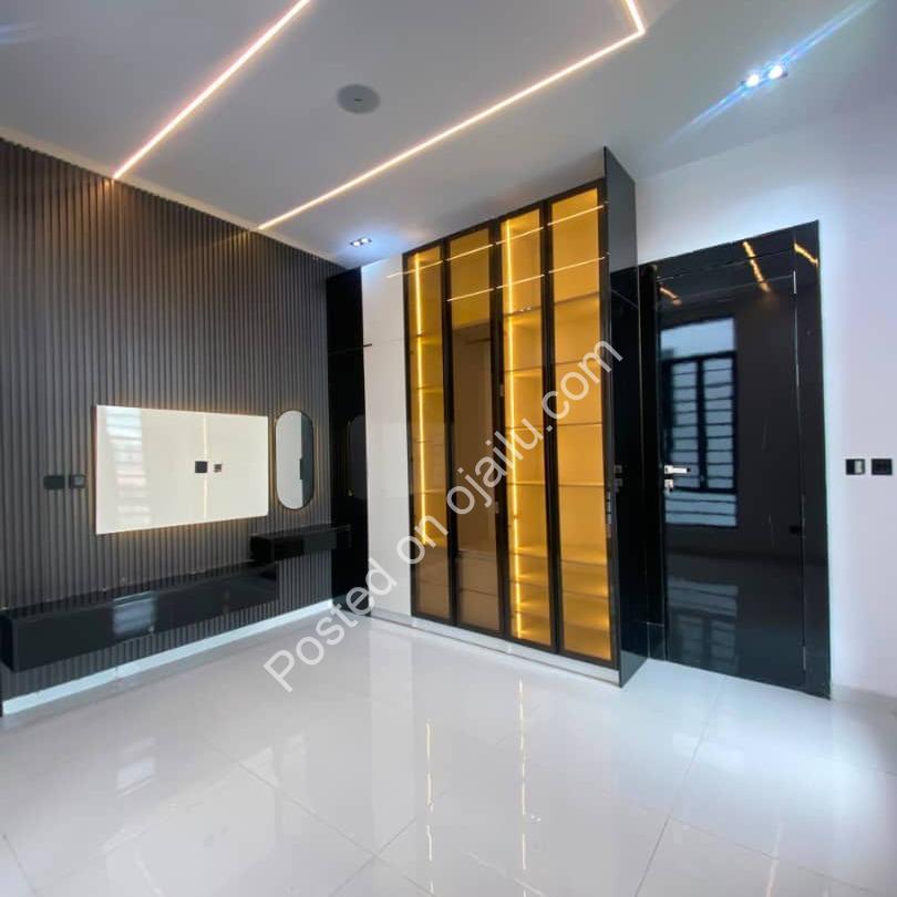 5-Bed Detached Gem w/ Pool in Ologolo