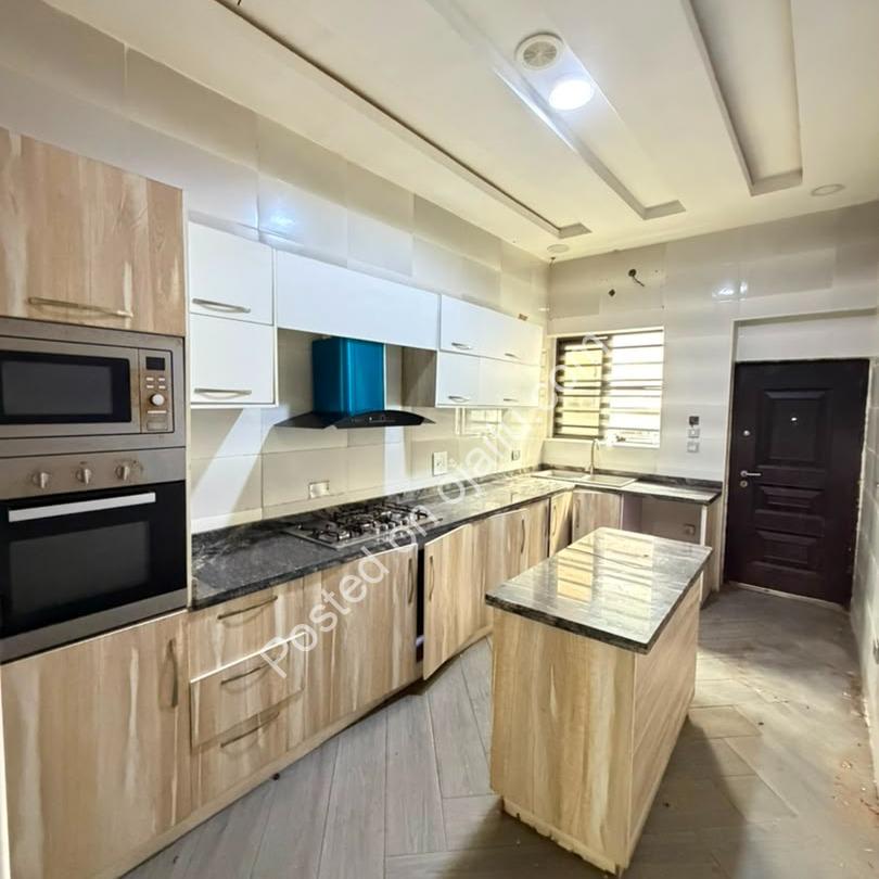 Chevron 4-Bed Duplex: Jacuzzi & Finishing Perfection