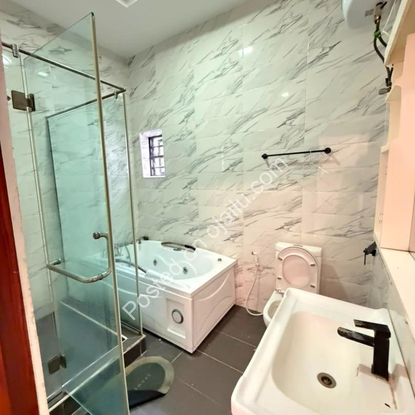 Chevron 4-Bed Duplex: Jacuzzi & Finishing Perfection