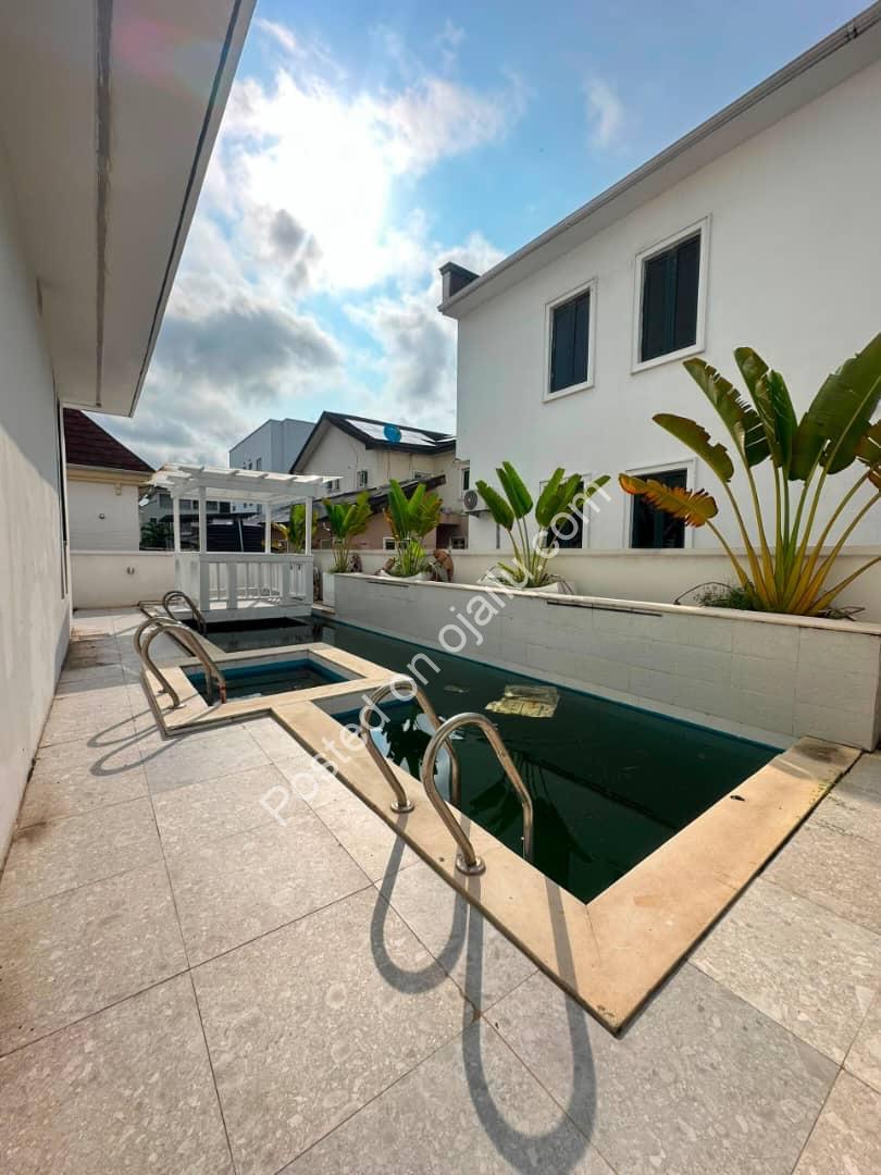 Elevator, Cinema & Pool: 5-Bed Stunner in Osapa
