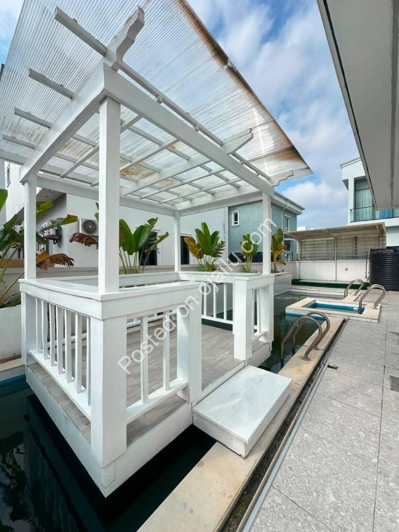 Elevator, Cinema & Pool: 5-Bed Stunner in Osapa