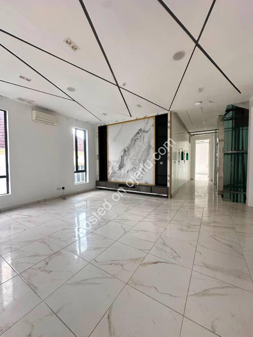 Elevator, Cinema & Pool: 5-Bed Stunner in Osapa