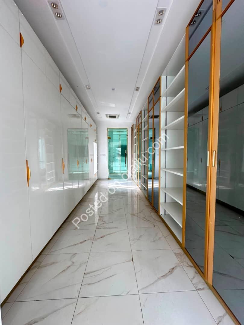 Elevator, Cinema & Pool: 5-Bed Stunner in Osapa