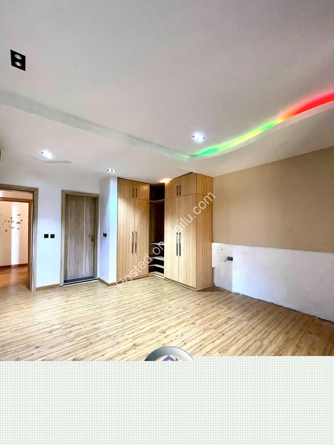 Skyline Penthouse: 3 Ensuite Bedrooms with Pool & 24hr Security