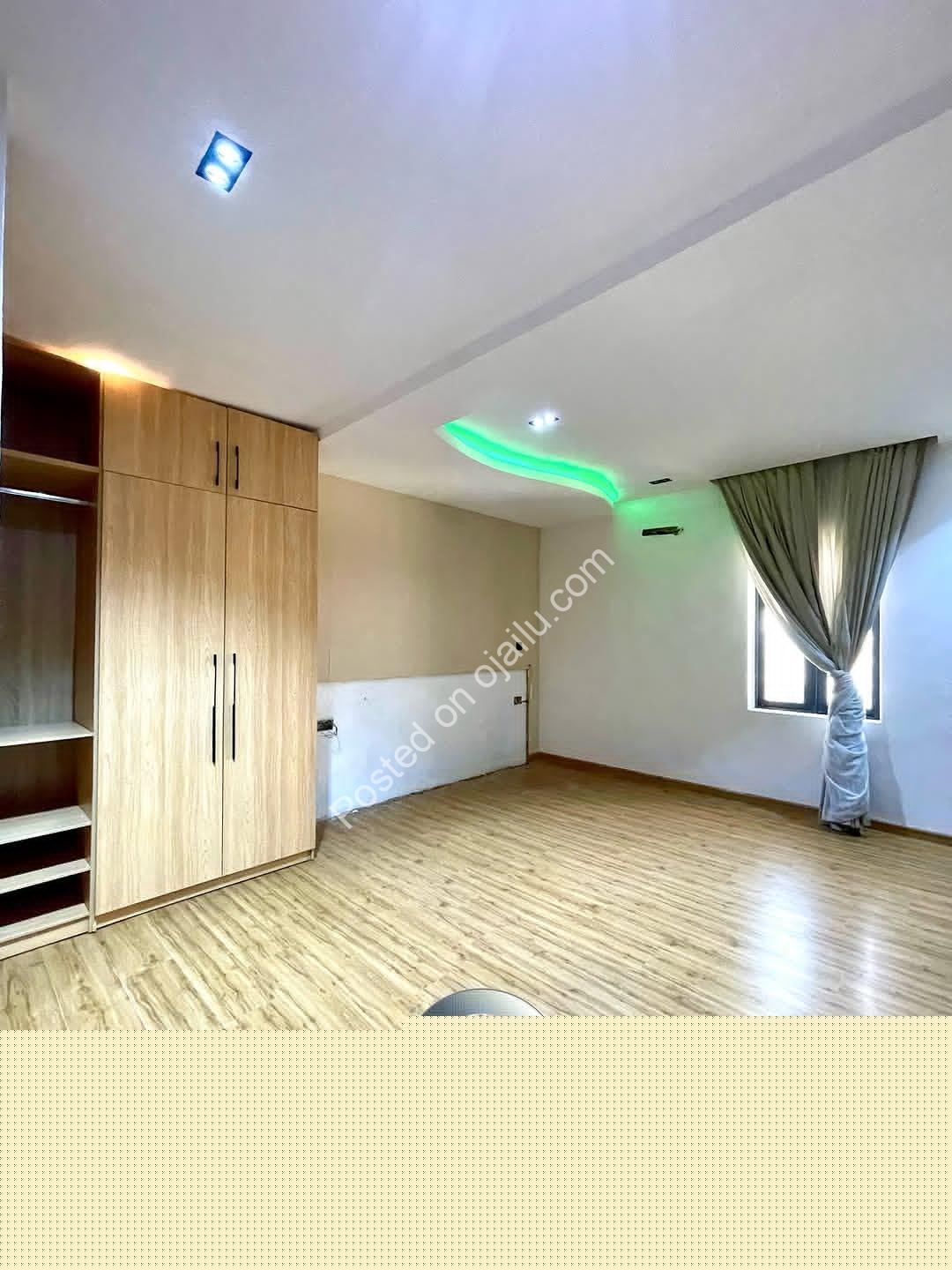 Skyline Penthouse: 3 Ensuite Bedrooms with Pool & 24hr Security