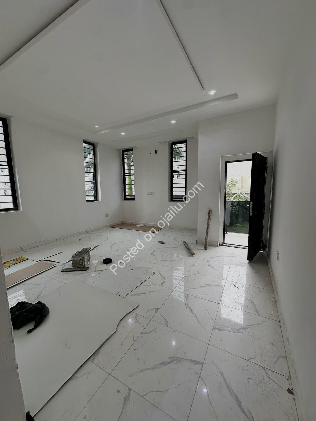 Spacious 3-Bed in Jahi with En-suites & Parking