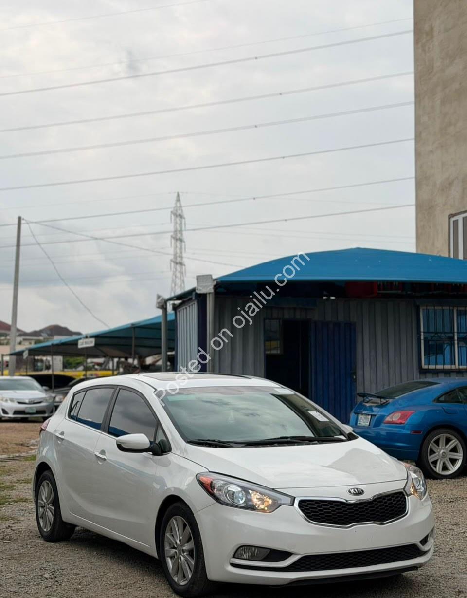 2015 Kia Forte5: Sunroof & Leather, Duty Paid