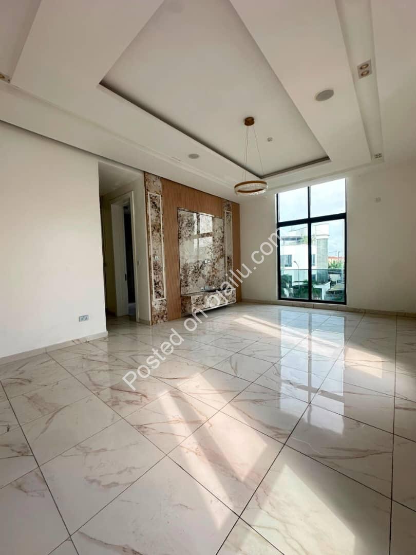 Elevator, Cinema & Pool: 5-Bed Stunner in Osapa